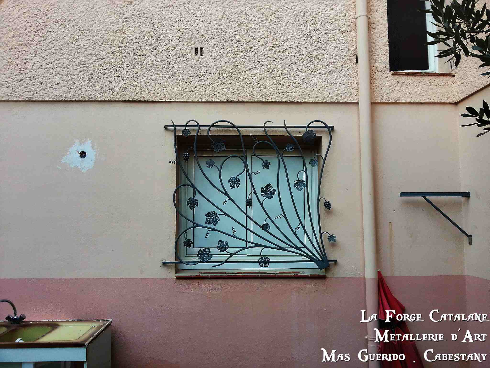 Grille sarment vigne travail a chaud a la forge forge catalane.jpg